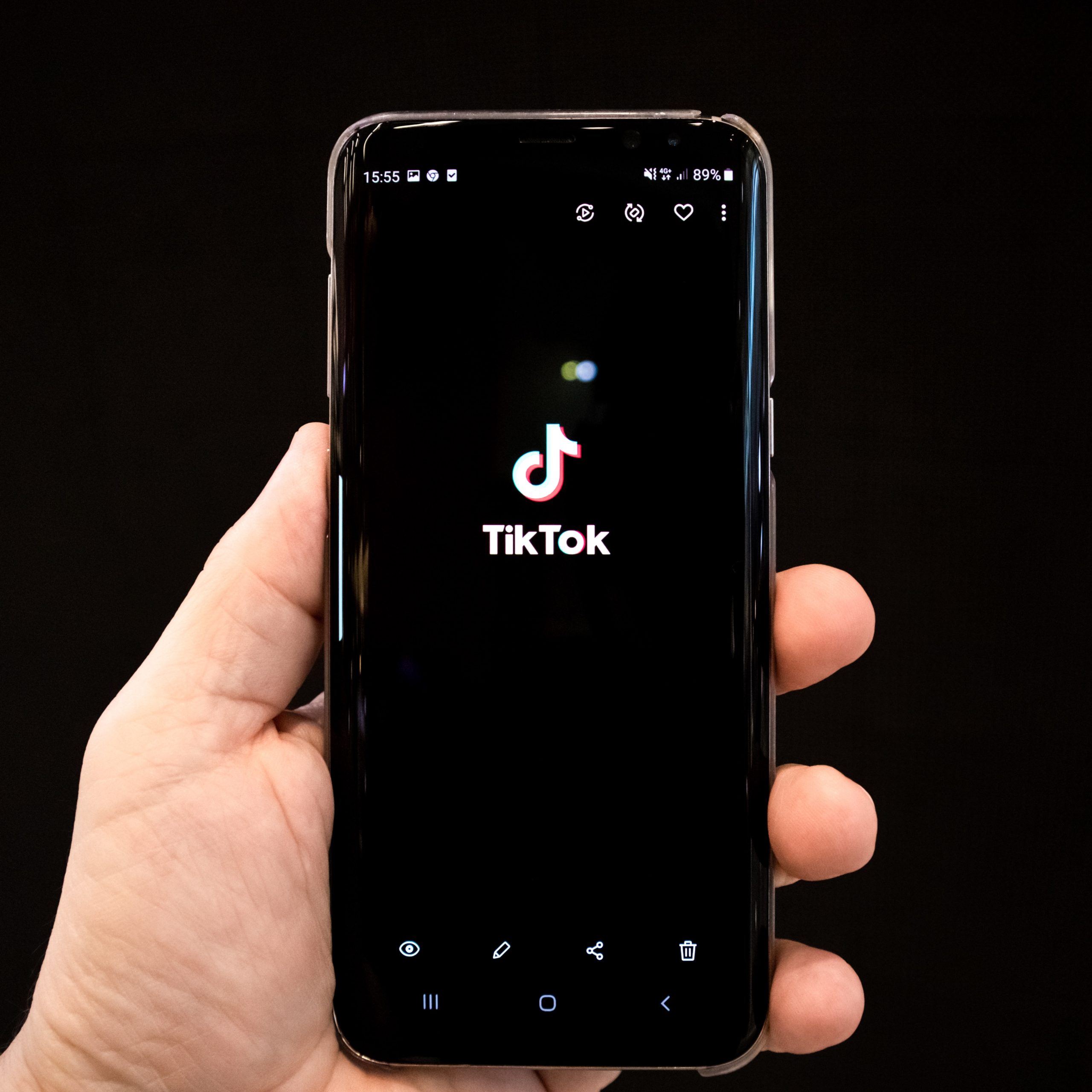 How to Turn ON and OFF Auto Scroll on TikTok 